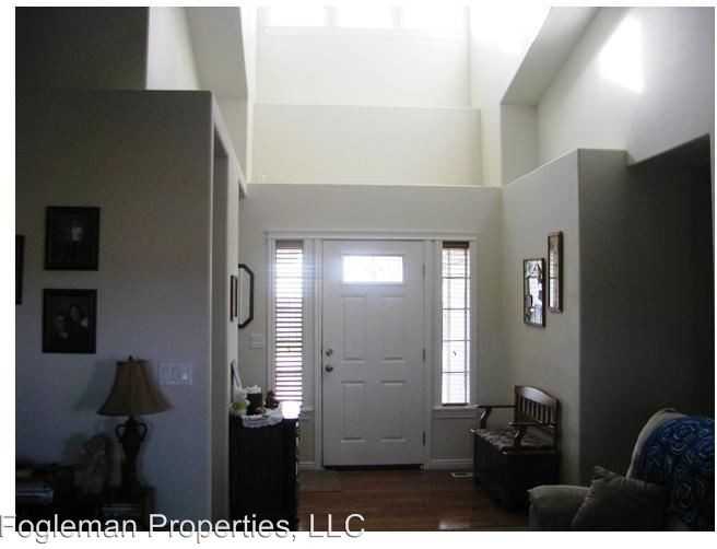 1612 NE Bedrock St - Photo 2 of 10