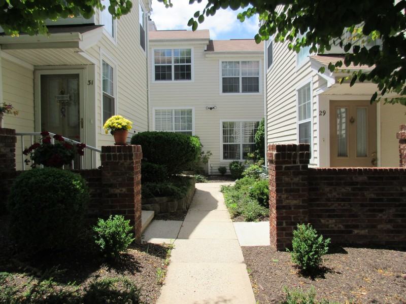 33 High Pond Ln - Photo 2 of 17