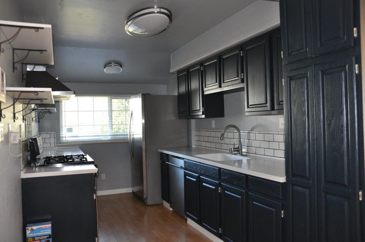 1030 Avondale Ln - Photo 2 of 10