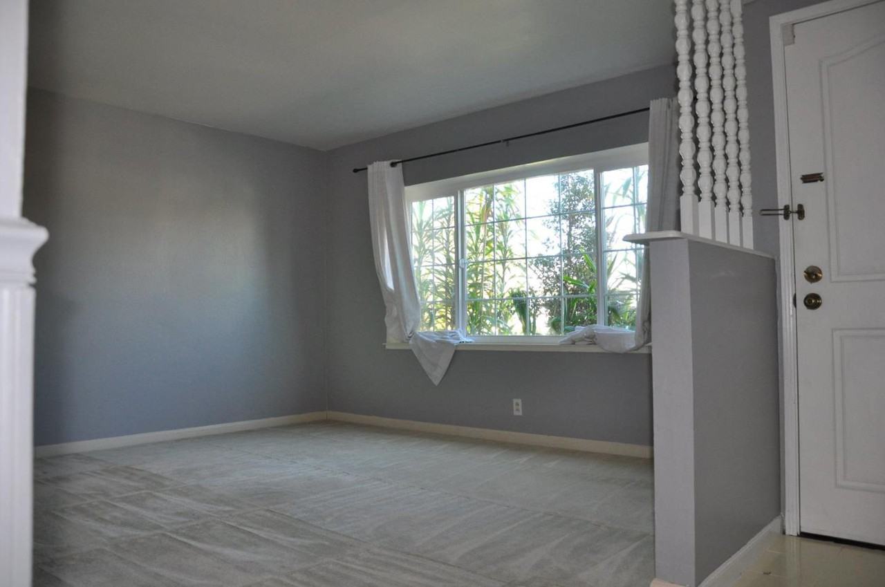 1030 Avondale Ln - Photo 3 of 10