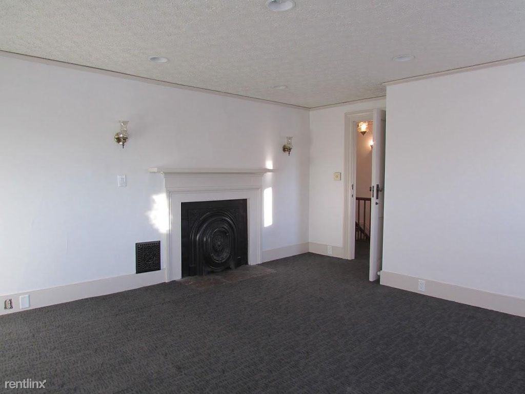 160 N Chestnut St - Photo 2 of 3