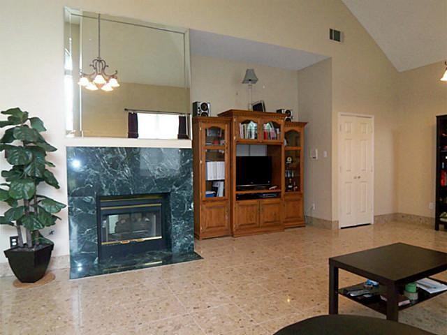 201 Valley Dr - Photo 2 of 24
