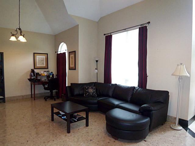 201 Valley Dr - Photo 3 of 24