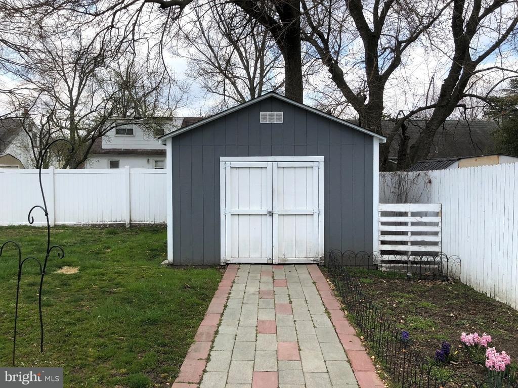 1014 Melrose Ave - Photo 3 of 20