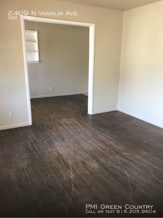 2409 N Vandalia Ave - Photo 2 of 7