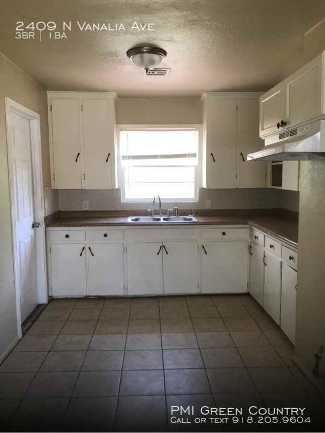 2409 N Vandalia Ave - Photo 3 of 7