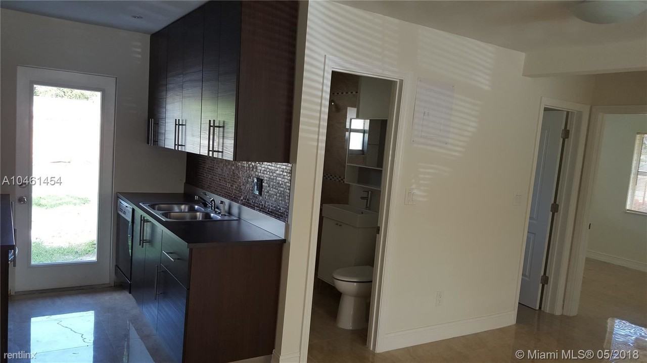 2443 Coolidge St #1 - Photo 3 of 10