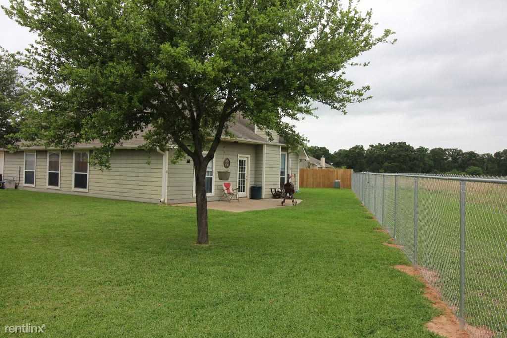 2701 Lynnwood Ct - Photo 2 of 10