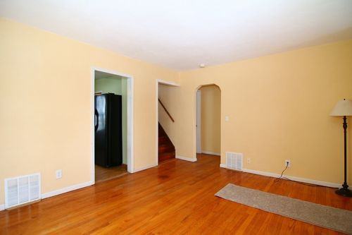 2821 Commercial Ave - Photo 2 of 8