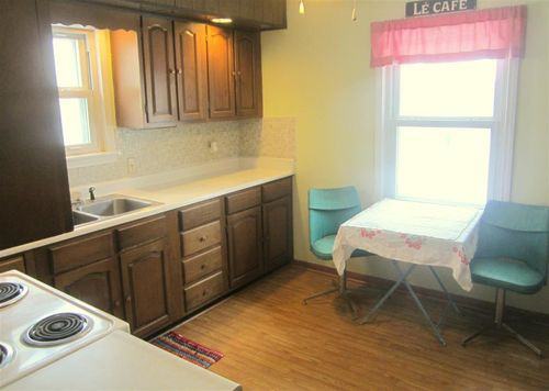 2821 Commercial Ave - Photo 3 of 8