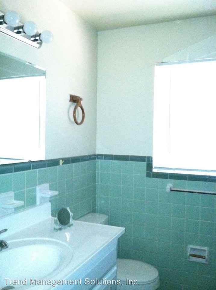 318 NW 13th Ave - Photo 3 of 5