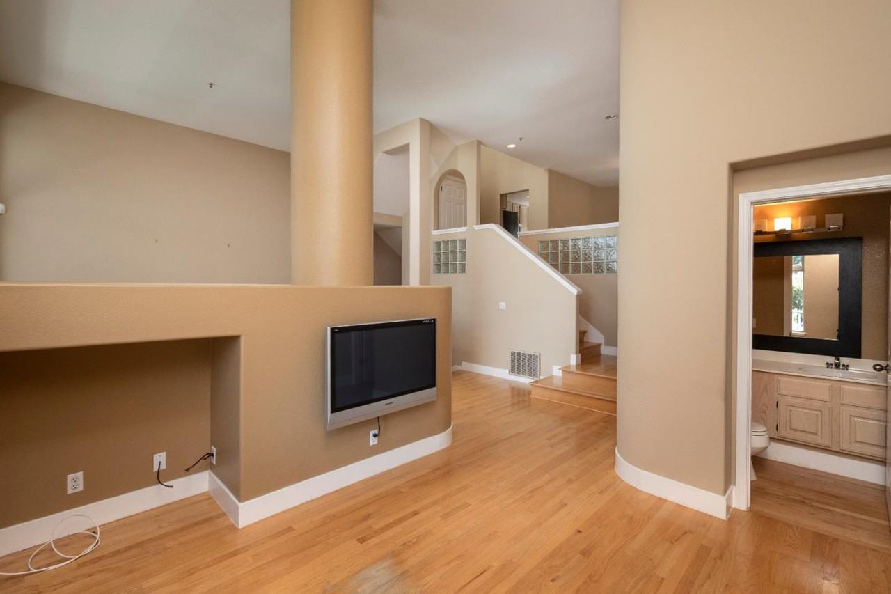 812 Constellation Ct - Photo 3 of 15