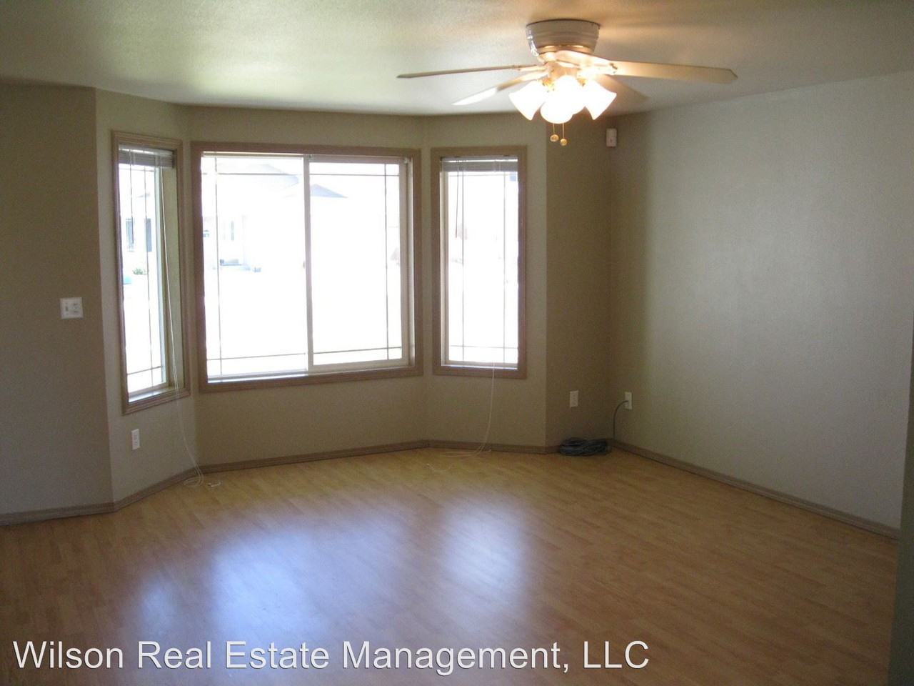 510 Chelan Ave - Photo 3 of 7