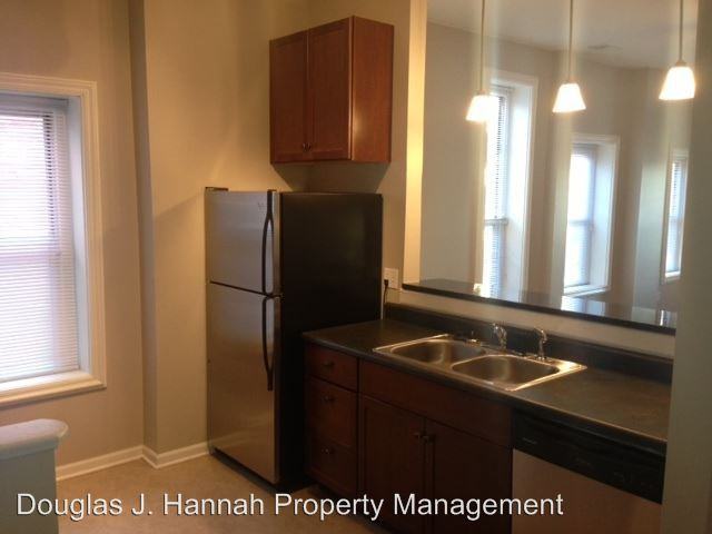 1648 Summit St #B - Photo 3 of 8