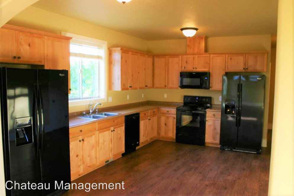 1040 SW Grove St - Photo 3 of 11