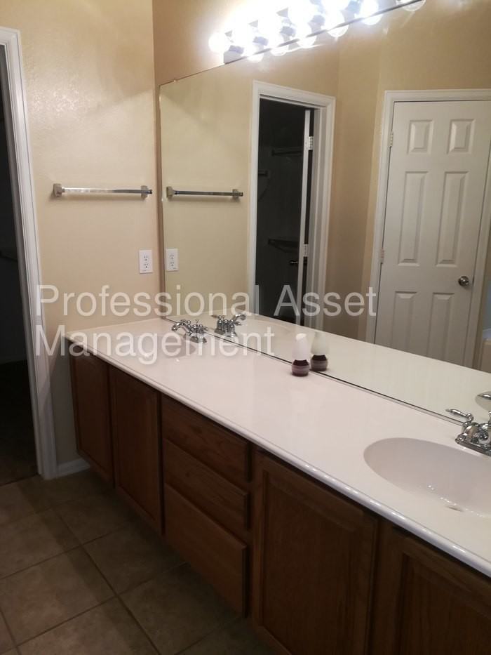10328 Tadpole Dr - Photo 3 of 5