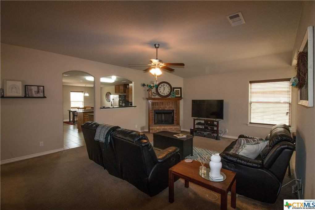 413 Bashaw Loop - Photo 3 of 13
