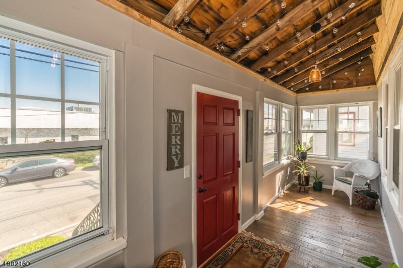 566 Sweetland Ave - Photo 3 of 22