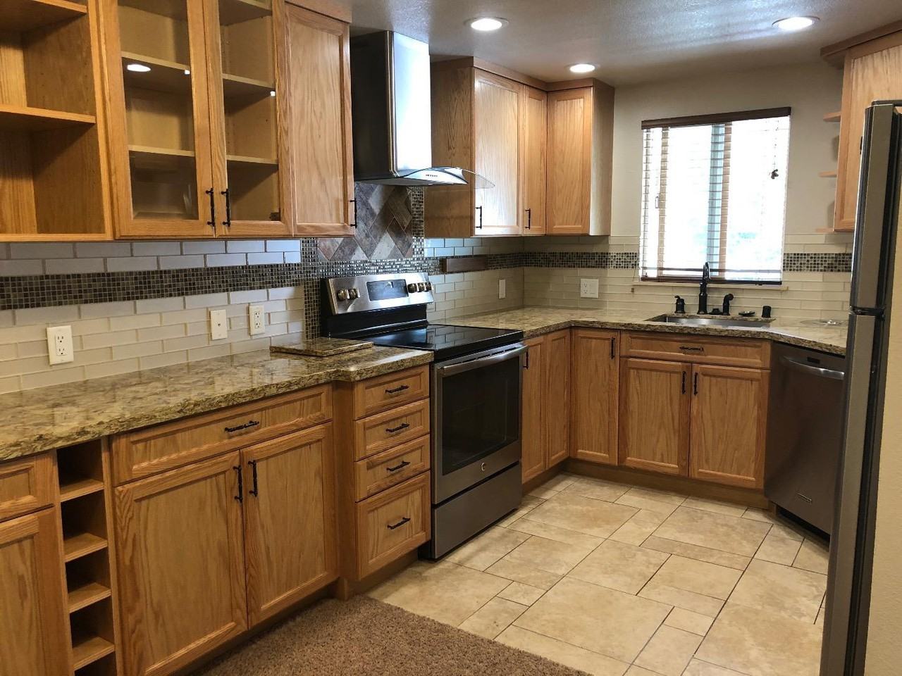 1098 Cedar Gables Dr - Photo 3 of 9