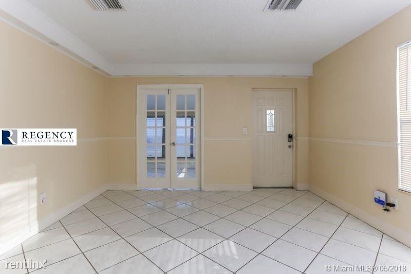 108 SW 24th Ave - Photo 2 of 10
