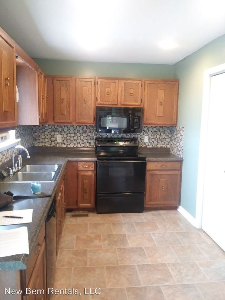 645 Mile Rd - Photo 3 of 17