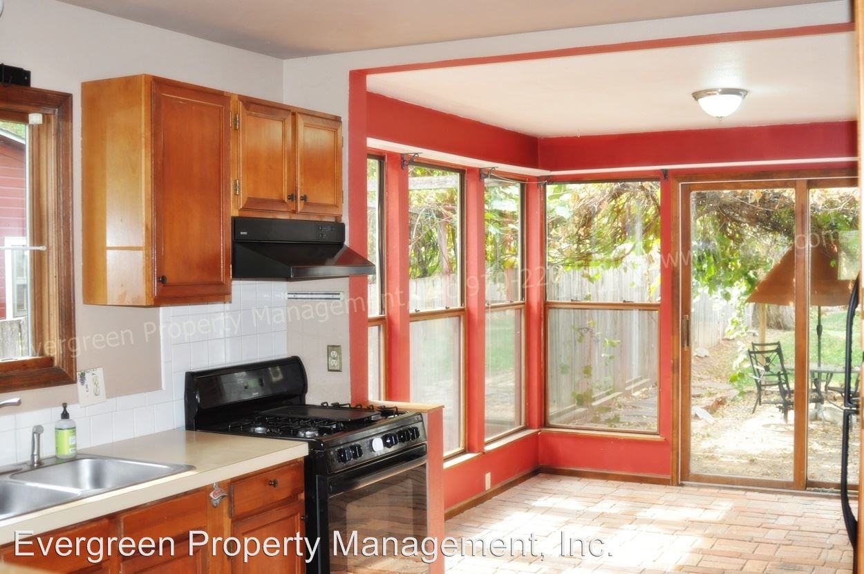 215 N Whitcomb St - Photo 3 of 27