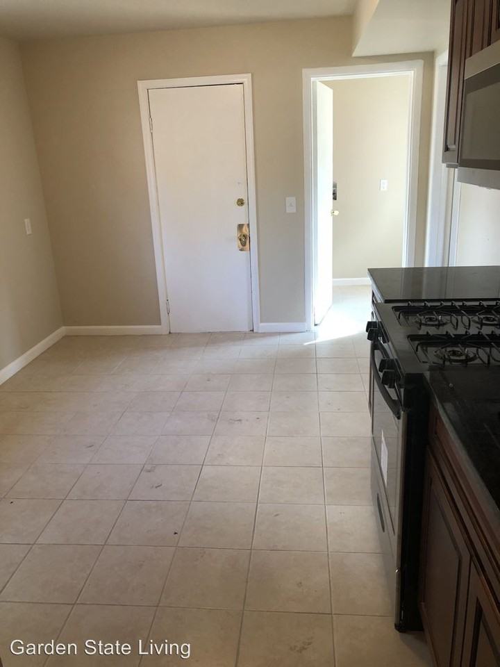 110 Abinger Pl - Photo 3 of 11