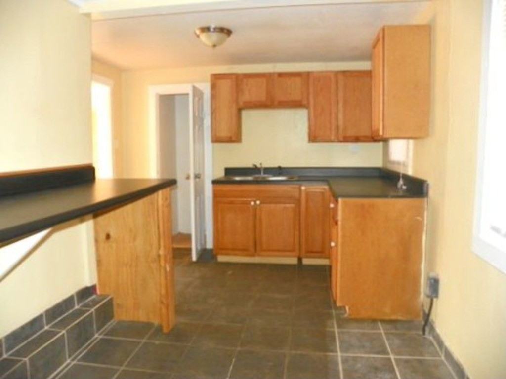 4534 E 36th St - Photo 3 of 12