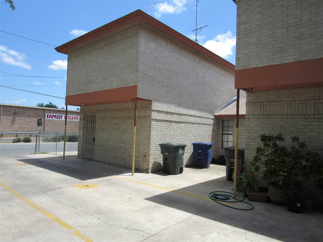1818 Juarez Ave - Photo 3 of 12