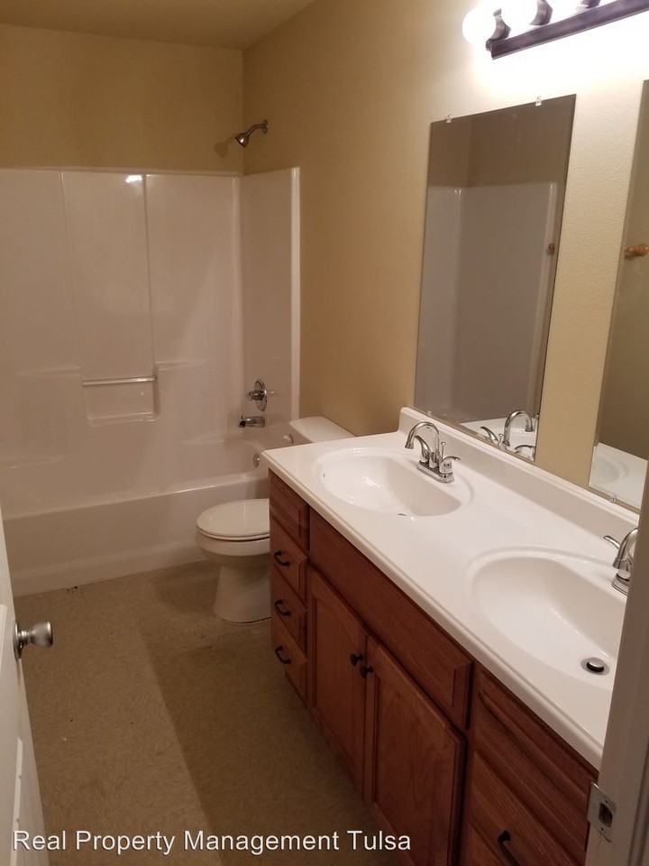 228 N Mann St - Photo 3 of 9