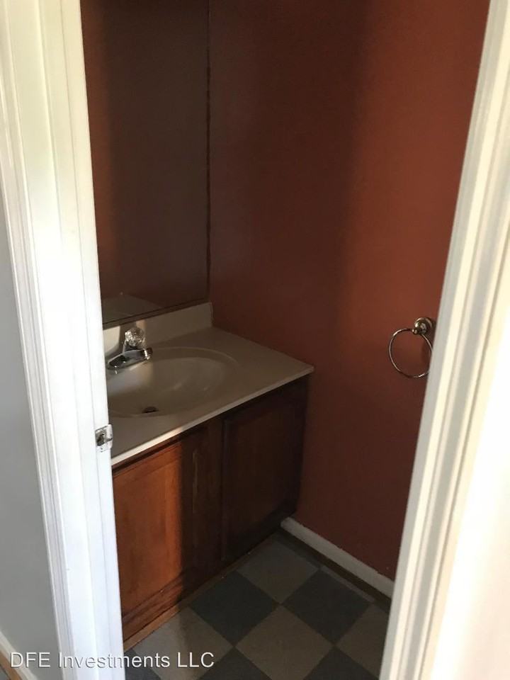 348 Deerfield Dr - Photo 2 of 7