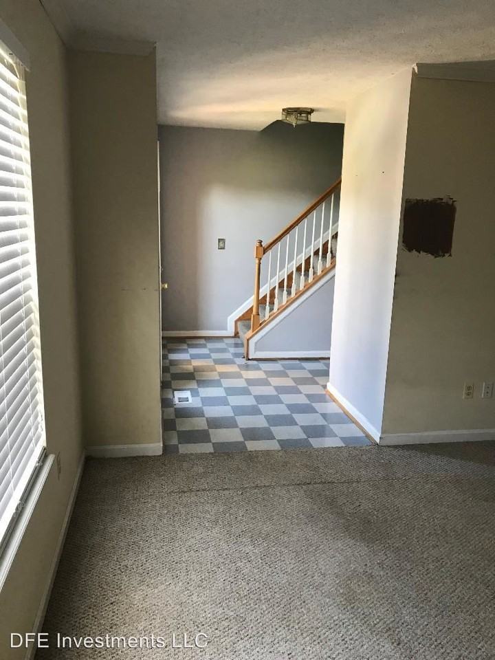 348 Deerfield Dr - Photo 3 of 7