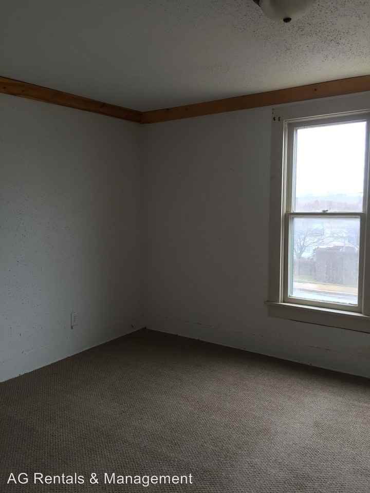 2221 N Clinton St - Photo 2 of 26