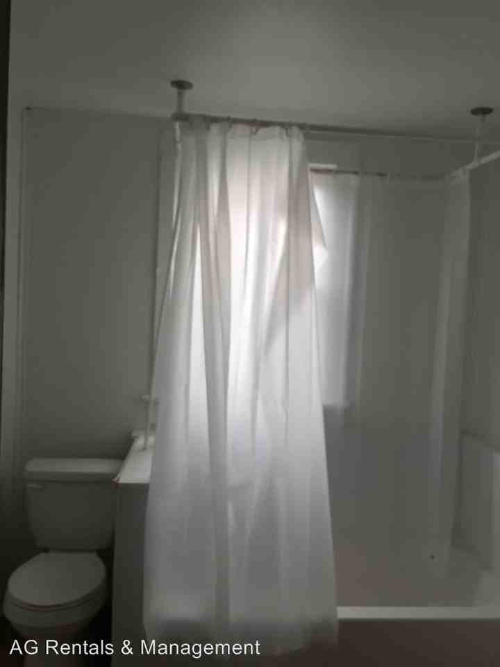 2221 N Clinton St - Photo 3 of 26