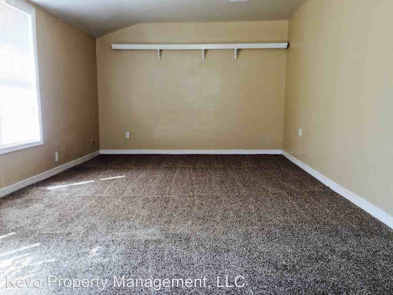 2117 SE 12th St - Photo 3 of 10