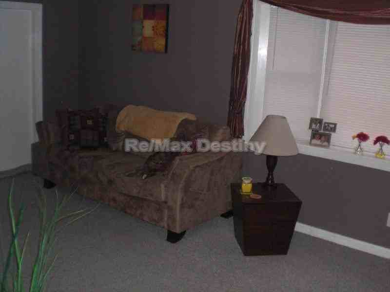 9 Grove Ave - Photo 3 of 16