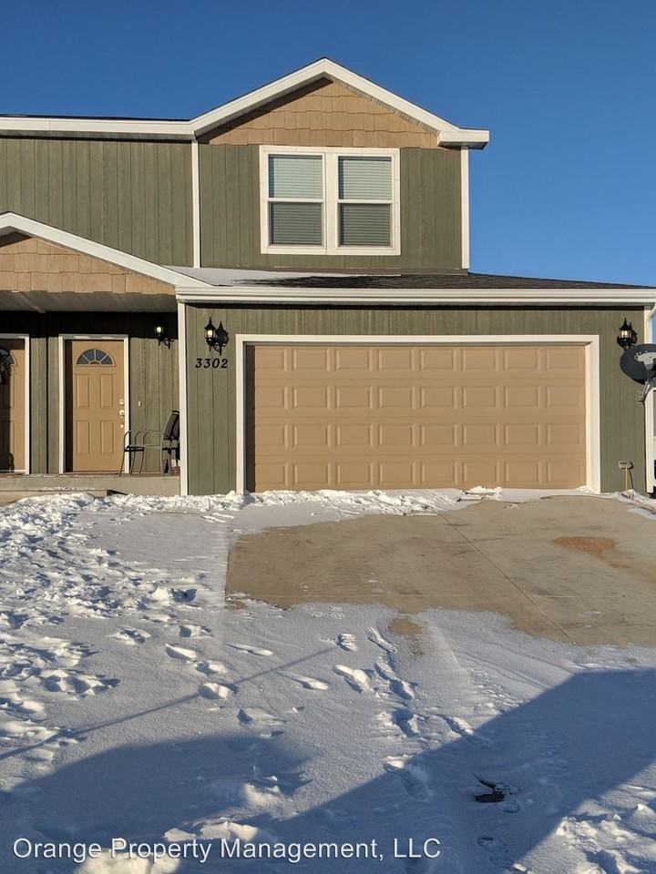 3214 10th Ave NE - Photo 2 of 17