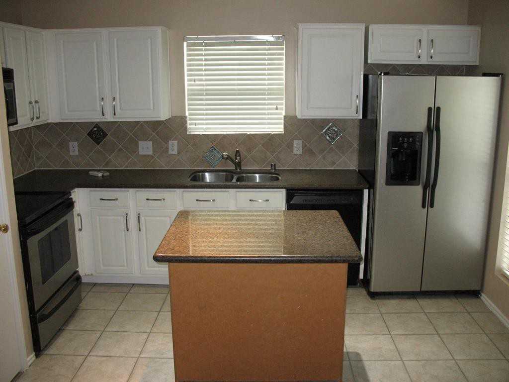 1404 Dennis St - Photo 3 of 12