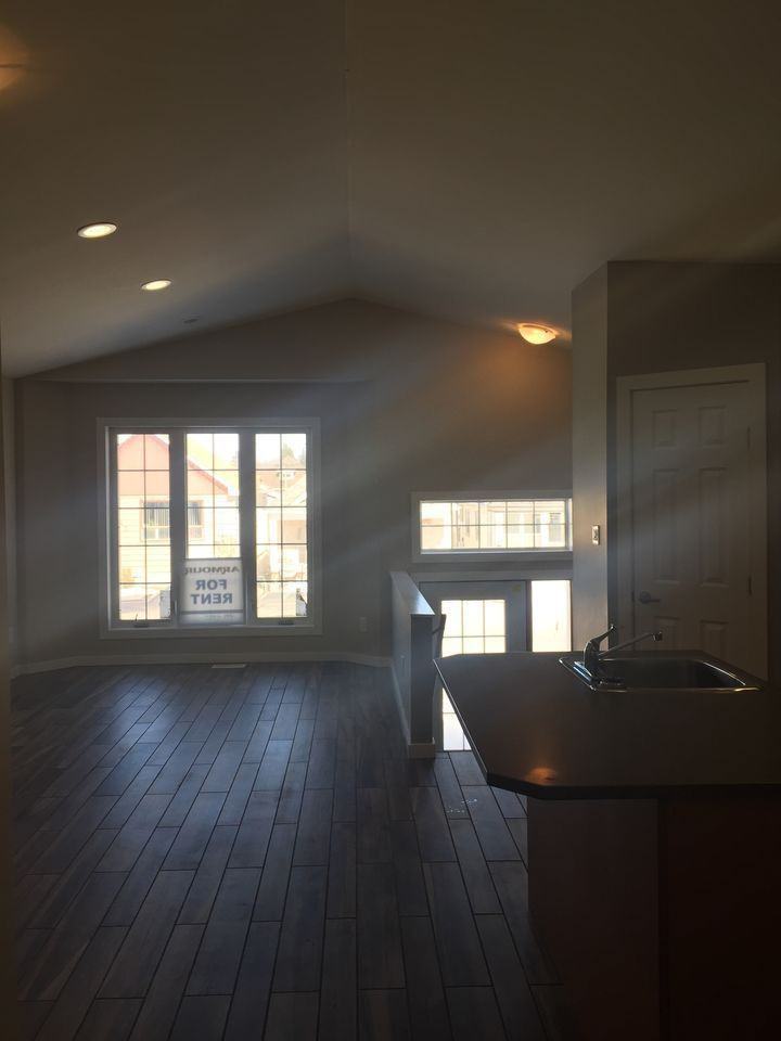 246 Harbison Ave W, Winnipeg, MB R2L 0A5, Canada 3 bedroom House