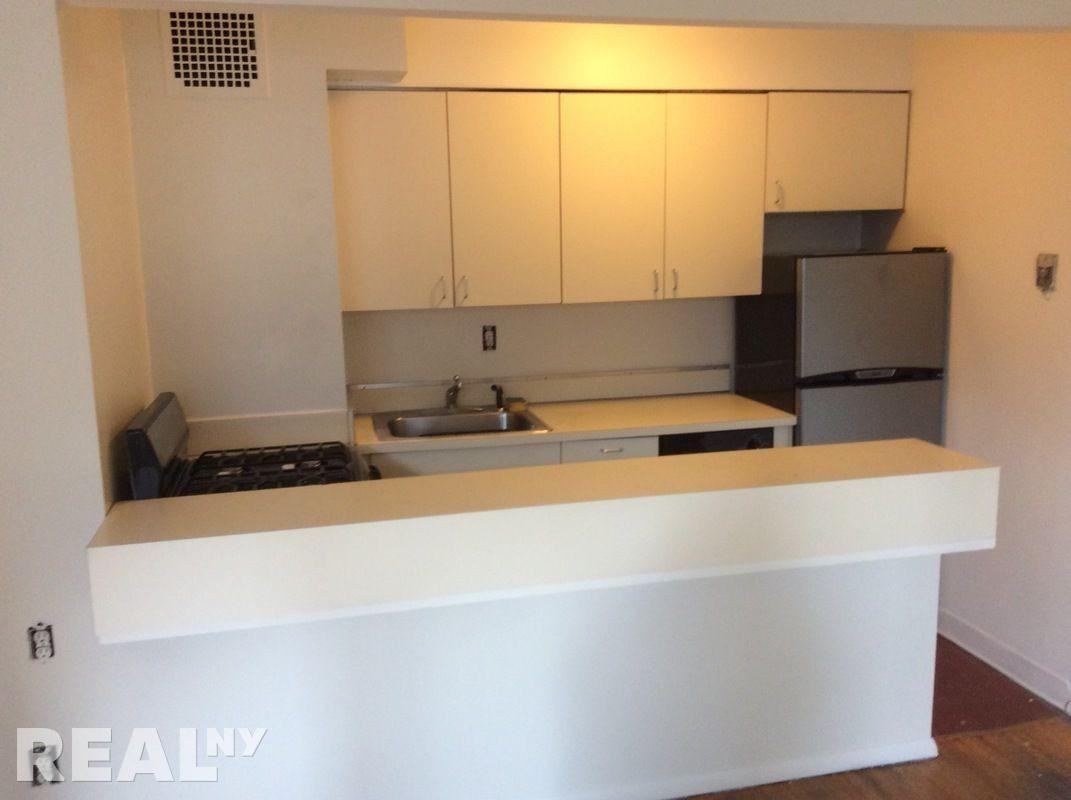 137 Christopher St 3A - Photo 3 of 7