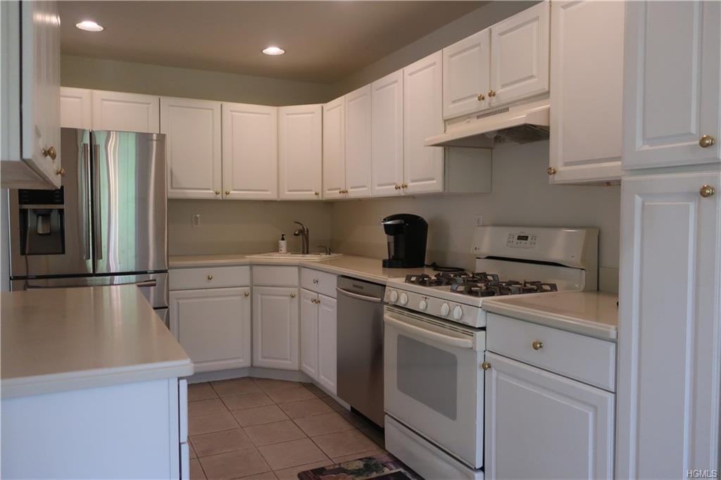 31 Underhill Dr - Photo 2 of 19