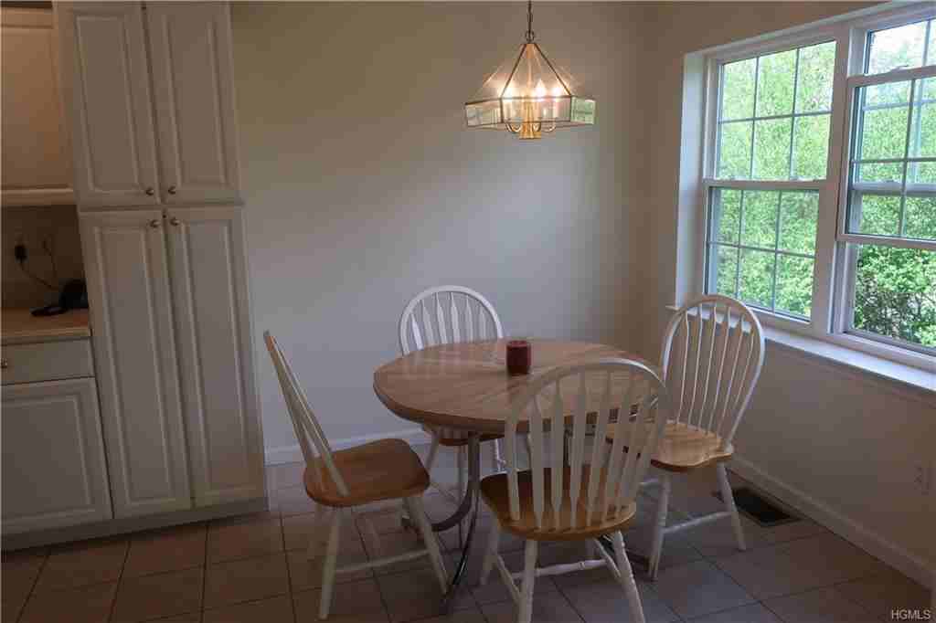 31 Underhill Dr - Photo 3 of 19