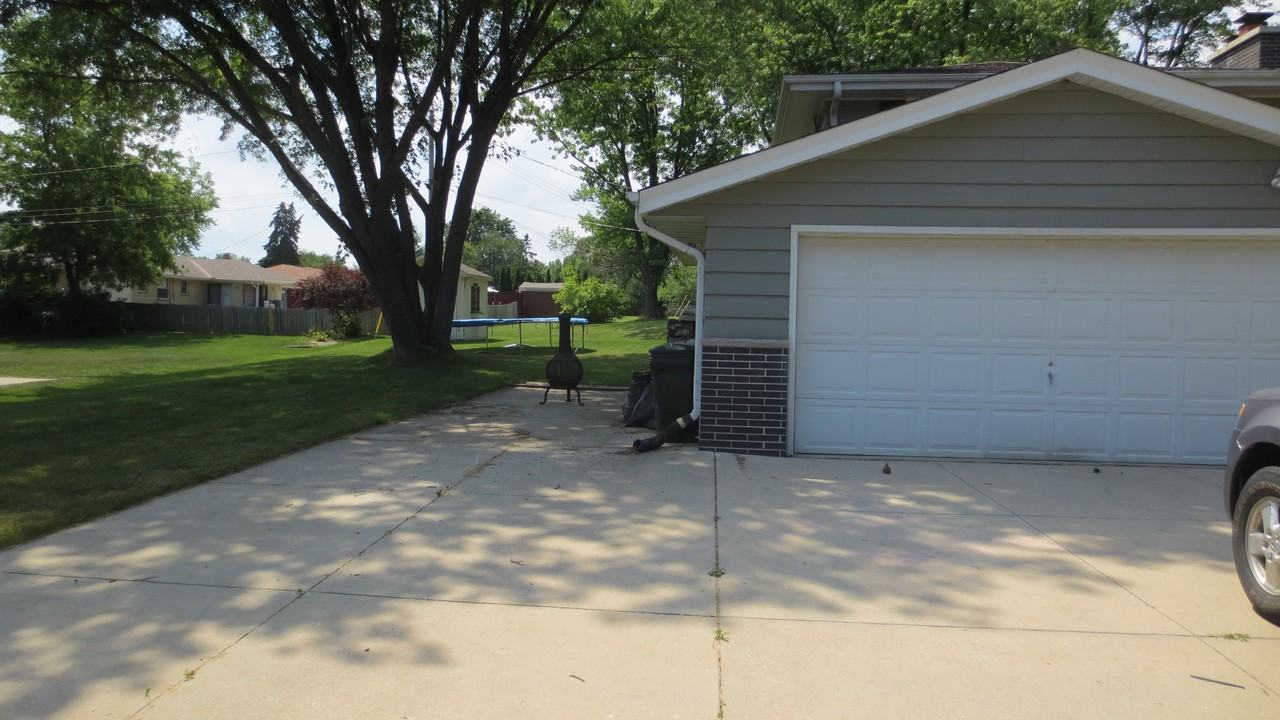 5771 S 121st St - Photo 2 of 23