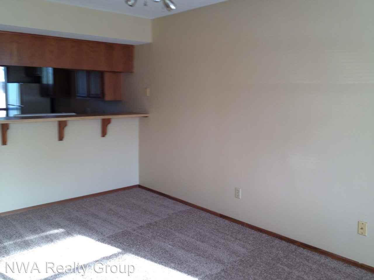 606 SW C St #A - Photo 3 of 12