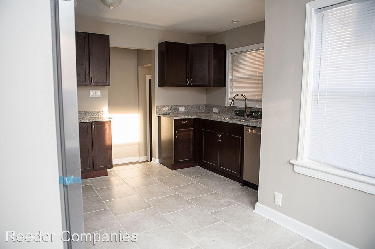 1627 Calumet Ave - Photo 3 of 6