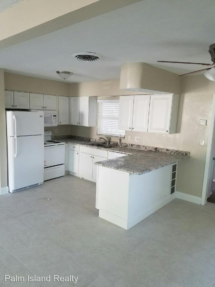 216 NW Madison Cir N - Photo 2 of 7