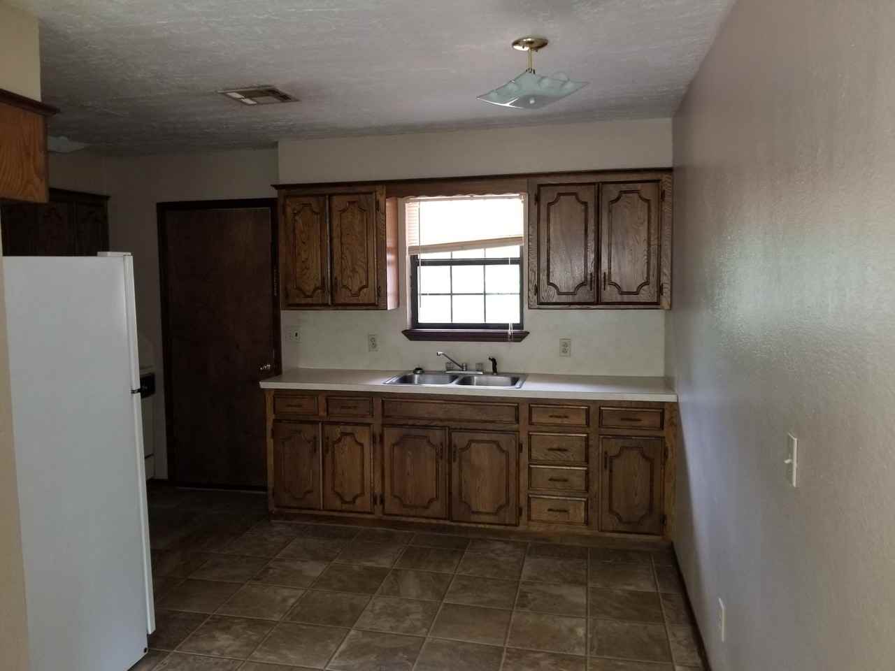 302 SE 10th St - Photo 2 of 9