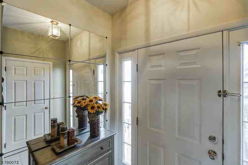 404 Brookview Ct - Photo 3 of 16