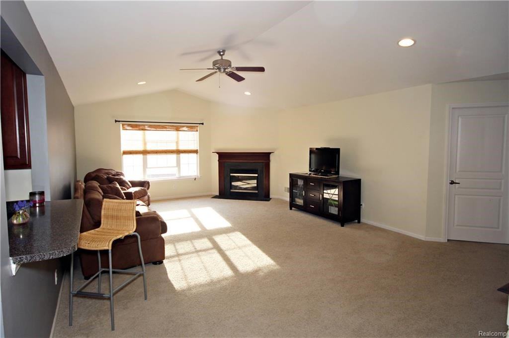 216 Vista Dr N - Photo 2 of 9