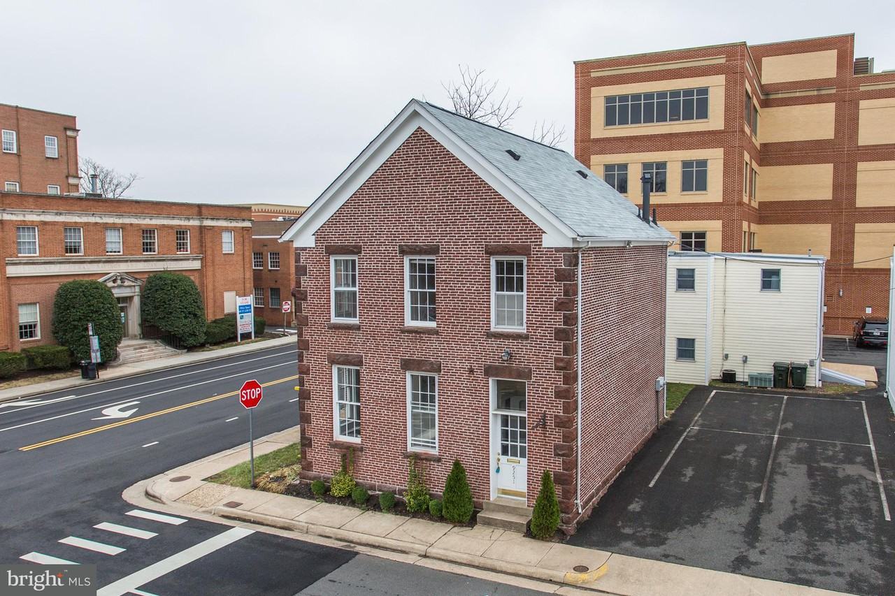 9251 Lee Ave - Photo 3 of 21